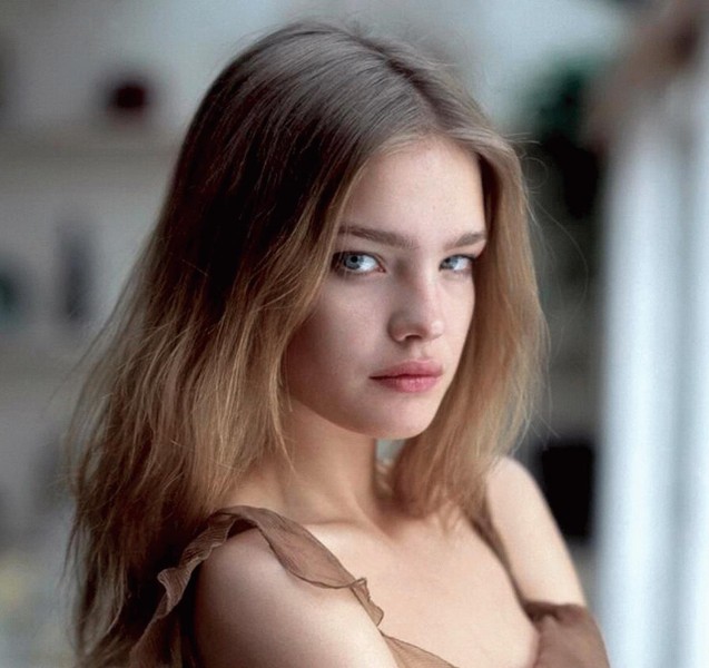 Dù đã là bà mẹ 3 con nhưng Natalia Vodianova vẫn khiến không ít cánh mày râu phải ngây ngất bởi vẻ đẹp hấp dẫn và sức quyến rũ chết người. Siêu mẫu người Nga sở hữu chiều cao lý tưởng 1,77m, thân hình cân đối, gương mặt xinh đẹp cùng đôi mắt trong veo.